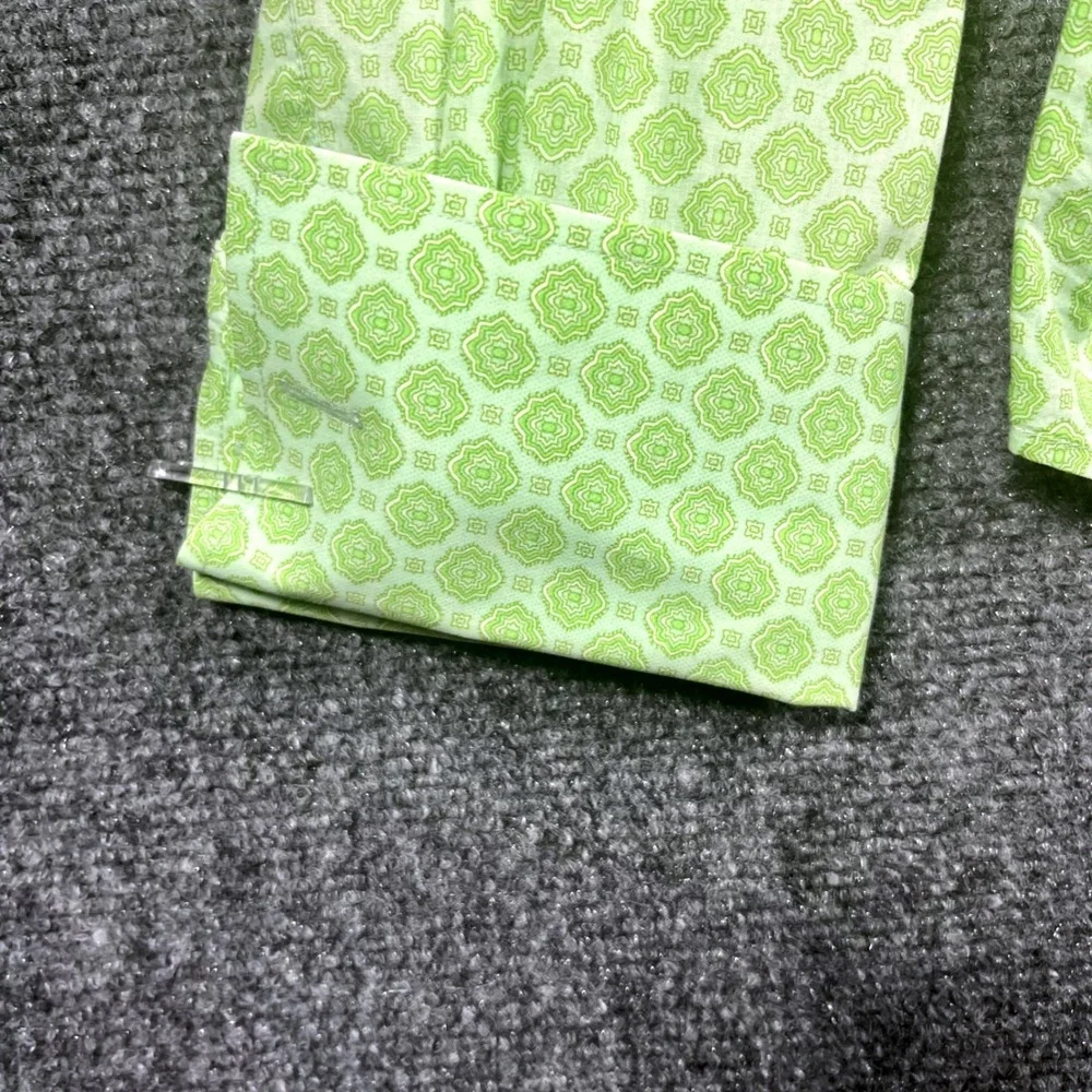 Banana Republic Button Down Men Medium 15-15.5 Green Geometric Medallion Cotton